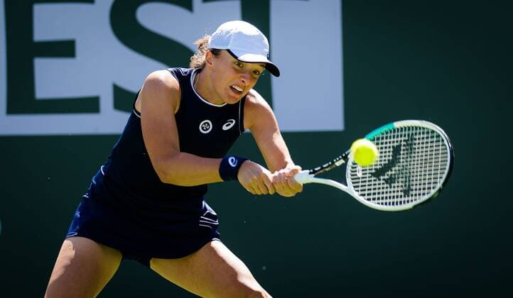Mandatory Credit: Photo by Rob Prange Shutterstock (12524635n) Iga Swiatek of Poland in action during the fourth round at the 2021 BNP Paribas Open WTA, Tennis Damen 1000 tennis tournament BNP Paribas Open, Tennis, Day 7, Indian Wells Tennis Garden, California, USA - 12 Oct 2021 BNP Paribas Open, Tennis, Day 7, Indian Wells Tennis Garden, California, USA - 12 Oct 2021 Copyright: xRobxPrange Shutterstockx 12524635n