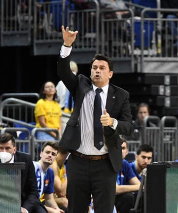 Basketball, men, 2021 2022 season, Turkish Airlines EuroLeague 3 matchday , Alba Berlin Fenerbahce Beko Istanbul, coach Israel Gonzalez Alba Berlin , 12 10 2021, Copyright: xSebastianxRäppold MatthiasxKochx
