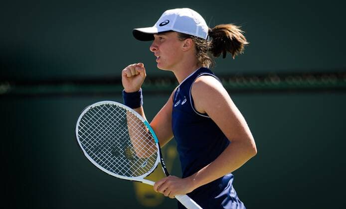 Mandatory Credit: Photo by Rob Prange Shutterstock (12524635b) Iga Swiatek of Poland in action during the fourth round at the 2021 BNP Paribas Open WTA, Tennis Damen 1000 tennis tournament BNP Paribas Open, Tennis, Day 7, Indian Wells Tennis Garden, California, USA - 12 Oct 2021 BNP Paribas Open, Tennis, Day 7, Indian Wells Tennis Garden, California, USA - 12 Oct 2021 Copyright: xRobxPrange Shutterstockx 12524635b