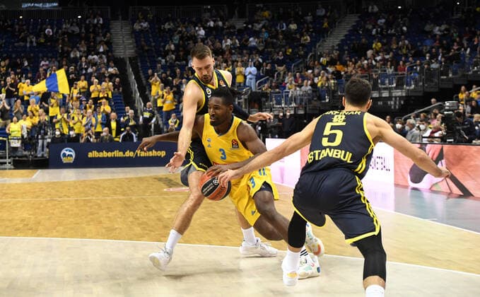 Basketball, Men, 2021 2022 season, Turkish Airlines EuroLeague matchday 3 , Alba Berlin Fenerbahce Beko Istanbul, v l Marko Guduric Fenerbahce Istanbul , Jaleen Smith Alba Berlin , Ismet Akpinar Fenerbahce Istanbul , 12 10 2021, Copyright: xSebastianxRäppold MatthiasxKochx