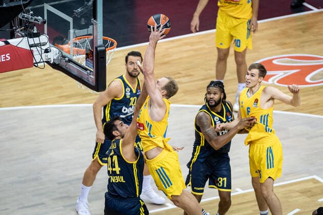 Basketball2Berlin 10 10 2021 Season 2021 2022 EuroLeague Regular Season Alba Berlin Fenerbahce Beko Istanbul Luke Sikma Alba Berlin, No 43 Ahmet Düverioglu Fenerbahce, No 44 Ahmet Duverioglu