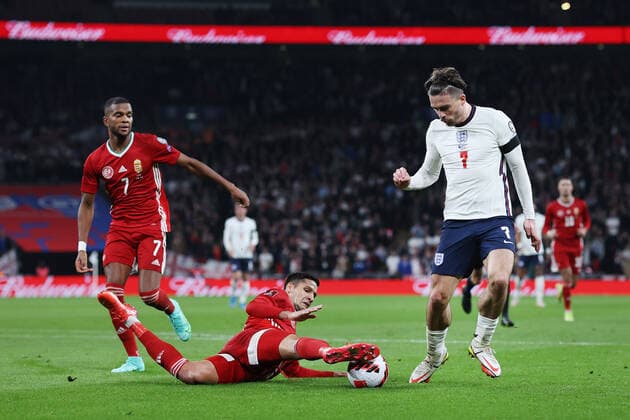 England gegen Ungarn 12. Oktober 2021, London Internationales Fußball-WM-Qualifikationsspiel England gegen Ungarn Jack Grealish (England) im Zweikampf mit Akos Kecskes (Ungarn) Foto Charlotte Wilson Abseits London UK  Copyright: xCharlottexWilsonx xOffsidexOffside