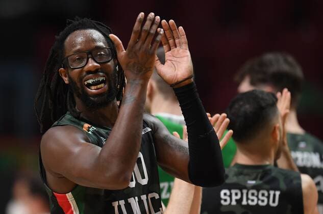 6670937 12.10.2021 UNICS John Brown, left, celebrates the victory in the Euroleague Basketball regular championship match between UNICS Kazan and Bayern Munich, in Kazan, Russia s Republic of Tatarstan. Maksim Bogodvid Sputnik Russia Basketball Euroleague UNICS - Bayern  509bbfc0808eff2d
