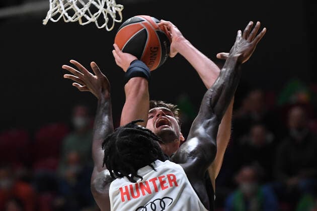 6670938 12.10.2021 UNICS Mario Hezonja, background, and Bayern s Othello Hunter struggle for a ball during the Euroleague Basketball regular championship match between UNICS Kazan and Bayern Munich, in Kazan, Russia s Republic of Tatarstan. Maksim Bogodvid Sputnik Russia Basketball Euroleague UNICS - Bayern  9ecf5921b3a7aca5