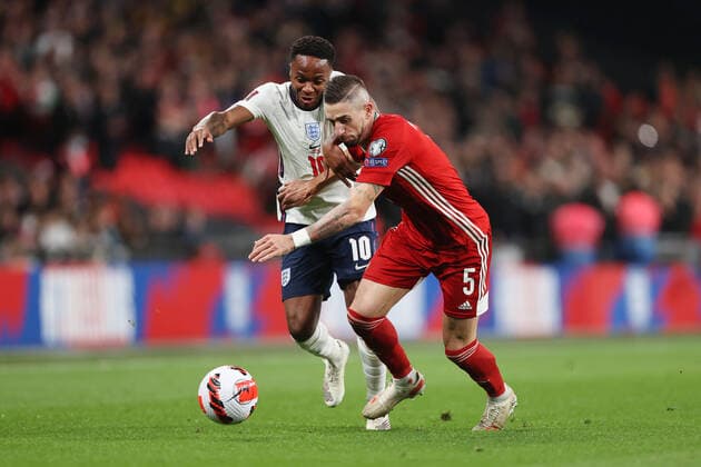 England gegen Ungarn 12. Oktober 2021, London Internationales Fußball-WM-Qualifikationsspiel England gegen Ungarn Raheem Sterling (England) im Zweikampf mit Zsolt Nagy (Ungarn) Foto Charlotte Wilson Abseits London UK  Copyright: xCharlottexWilsonx xOffsidexOffside