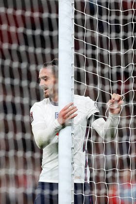 England gegen Ungarn 12. Oktober 2021, London Internationales Fußball-Weltmeisterschafts-Qualifikationsspiel England gegen Ungarn Jack Grealish von England sieht niedergeschlagen aus, als er das Netz festhält Foto Charlotte Wilson Abseits London UK  Copyright: xCharlottexWilsonx xOffsidexOffside