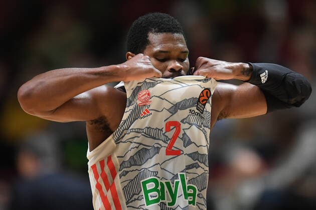 6670945 12.10.2021 Bayern Corey Walden takes off his shirt after the Euroleague Basketball regular championship match between UNICS Kazan and Bayern Munich, in Kazan, Russia s Republic of Tatarstan. Maksim Bogodvid Sputnik Russia Basketball Euroleague UNICS - Bayern  8afa266447b30335