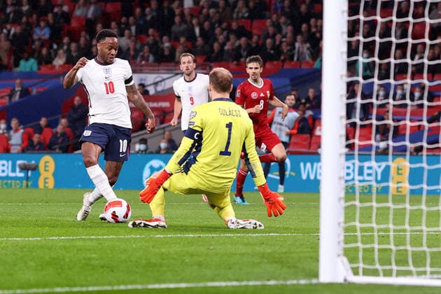 England gegen Ungarn 12. Oktober 2021, London Internationales Fußball-WM-Qualifikationsspiel England gegen Ungarn Raheem Sterling (England) schießt direkt in die Beine des ungarischen Torwarts Peter Gulacsi Foto Charlotte Wilson Abseits London UK  Copyright: xCharlottexWilsonx xOffsidexOffside