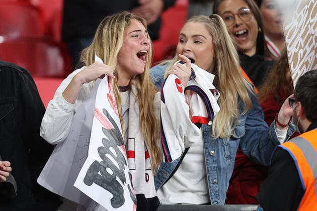 England gegen Ungarn 12. Oktober 2021, London Internationales Fußball-WM-Qualifikationsspiel England gegen Ungarn Ein weiblicher England-Fan reagiert, nachdem Jadon Sancho aus England ihr nach dem Spiel sein Trikot geschenkt hat Foto Charlotte Wilson Offside London UK  Copyright: xCharlottexWilsonx xOffsidexOffside