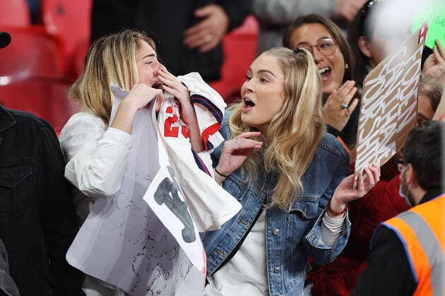 England gegen Ungarn 12. Oktober 2021, London Internationales Fußball-WM-Qualifikationsspiel England gegen Ungarn Ein weiblicher England-Fan reagiert, nachdem Jadon Sancho aus England ihr nach dem Spiel sein Trikot geschenkt hat Foto Charlotte Wilson Offside London UK  Copyright: xCharlottexWilsonx xOffsidexOffside