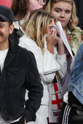 England gegen Ungarn 12. Oktober 2021, London Internationales Fußball-WM-Qualifikationsspiel England gegen Ungarn Ein weiblicher England-Fan reagiert, nachdem Jadon Sancho aus England ihr nach dem Spiel sein Trikot geschenkt hat Foto Charlotte Wilson Offside London UK  Copyright: xCharlottexWilsonx xOffsidexOffside