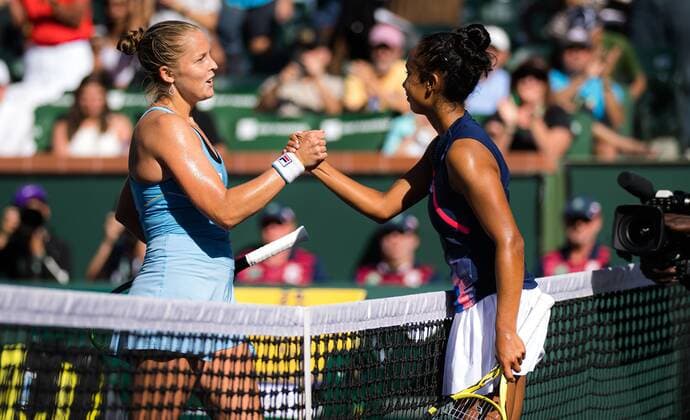 Mandatory Credit: Photo by Rob Prange Shutterstock (12524635br) Shelby Rogers of the United States & Leylah Fernandez of Canada in action during the fourth round at the 2021 BNP Paribas Open WTA, Tennis Damen 1000 tennis tournament BNP Paribas Open, Tennis, Day 7, Indian Wells Tennis Garden, California, USA - 12 Oct 2021 BNP Paribas Open, Tennis, Day 7, Indian Wells Tennis Garden, California, USA - 12 Oct 2021 Copyright: xRobxPrange Shutterstockx 12524635br
