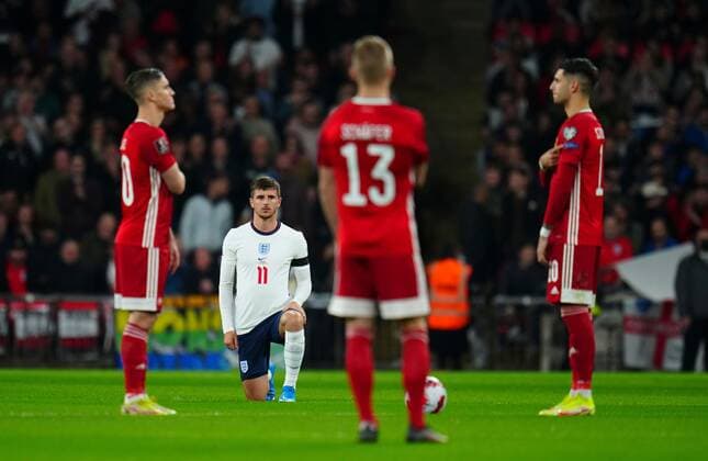 Mandatory Credit: Photo by Javier Garcia Shutterstock (12534018fu) Mason Mount of England takes the knee as Hungary players opt to stand and point at the Respect sleeve patch England v Hungary, FIFA World Cup, WM, Weltmeisterschaft, Fussball 2022 Qualifying, Group I, Football, Wembley Stadium, London, UK - 12 Oct 2021 EDITORIAL USE ONLY No use with unauthorised audio, video, data, fixture lists, club league logos or live services. Online in-match use limited to 120 images, no video emulation. No use in betting, games or single club league player publications. England v Hungary, FIFA World Cup 2022 Qualifying, Group I, Football, Wembley Stadium, London, UK - 12 Oct 2021 EDITORIAL USE ONLY No use with unauthorised audio, video, data, fixture lists, club league logos or live services. Online in-match use limited to 120 images, no video emulation. No use in betting, games or single club league player publications. Copyright: xJavierxGarcia Shutterstockx 12534018fu