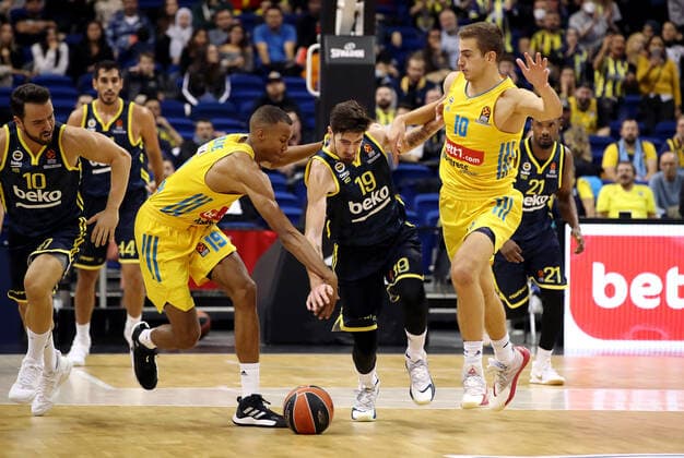 Louis Olinde, Nando De Colo, Tim Schneider Foul Play Action Game Scene Duel Sports Basketball EuroLeague Men Season 2021 2022 12 10 2021 ALBA Berlin vs Fenerbahce Istanbul