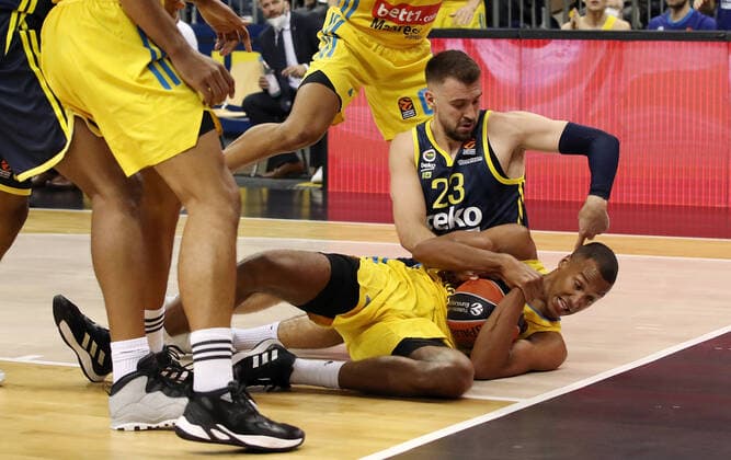 Marko Guduric, Louis Olinde action game scene duel sports basketball EuroLeague mens season 2021 2022 12 10 2021 ALBA Berlin vs Fenerbahce Istanbul