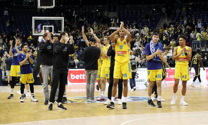 Alba team celebrates 84 70 win jubilant joy emotion jubilation after end of game sports basketball EuroLeague men season 2021 2022 12 10 2021 ALBA Berlin vs Fenerbahce Istanbul