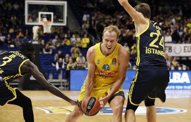 Marial Shayok, Luke Sikma, Jan Vesely action game scene duel sports basketball EuroLeague mens season 2021 2022 12 10 2021 ALBA Berlin vs Fenerbahce Istanbul