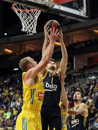 Luke Sikma, Metesan Birsen action game scene duel sports basketball EuroLeague mens season 2021 2022 12 10 2021 ALBA Berlin vs Fenerbahce Istanbul