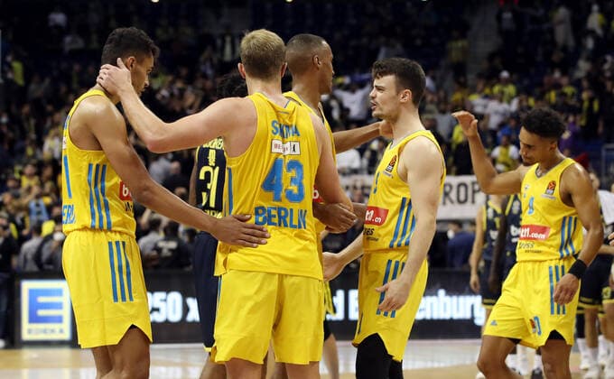 Oscar da Silva, Luke Sikma, Louis Olinde, Jonas Mattissek, Maodo Lo jubilant joy emotion jubilation after end of game Sport Basketball EuroLeague Men Season 2021 2022 12 10 2021 ALBA Berlin vs Fenerbahce Istanbul