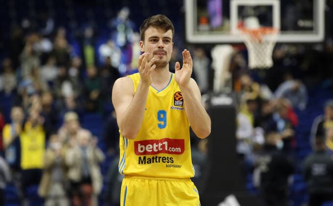 Jonas Mattissek to fans clapping cheering joy emotion jubilation after end of game Sports Basketball EuroLeague Men Season 2021 2022 12 10 2021 ALBA Berlin vs Fenerbahce Istanbul