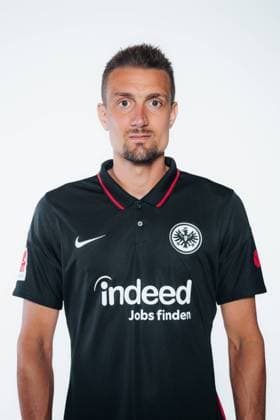 Stefan Ilsanker; Porträttermin Eintracht Frankfurt, SGE, Saison 2021 2022 GER Fußball, 1. BL, Vorstellung, Präsentation, Fotoshooting, Studio, Studioshooting, Porträt; Copyright: F.Rappl Eintracht Frankfurt