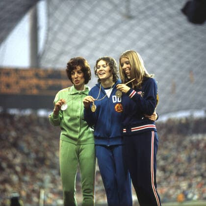 Olympische Spiele München 1972: Siegerehrung 400m Frauen: Monika Zehrt (DDR Gold), Rita Wilden (Li. BRD Silber) und Kathy Hammond (USA Bronze). 07.09.1972. *** Olympic Games Munich 1972 Award Ceremony 400m Women Monika Zehrt GDR Gold , Rita Wilden Li BRD Silver and Kathy Hammond USA Bronze 07 09 1972 HM