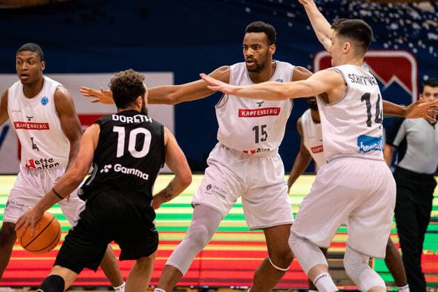 BASKETBALL - FIBA EC, Kapfenberg vs Bayreuth KAPFENBERG,AUSTRIA,13.OCT.21 - SOCCER - FIBA Europe Cup, Kapfenberg bulls vs Medi Bayreuth. Image shows Bastian Doreth (Bayreuth), Justin Briggs and Tobias Schrittwieser (Kapfenberg).  GEPAxpictures xJohannesxFriedl
