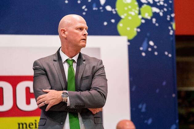 BASKETBALL - FIBA EC, Kapfenberg vs Bayreuth KAPFENBERG,AUSTRIA,13.OCT.21 - SOCCER - FIBA Europe Cup, Kapfenberg bulls vs Medi Bayreuth. Image shows head coach Mike Coffin (Kapfenberg).  GEPAxpictures xJohannesxFriedl