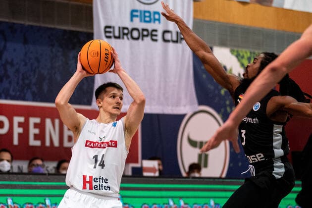 BASKETBALL - FIBA EC, Kapfenberg vs Bayreuth KAPFENBERG,AUSTRIA,13.OCT.21 - SOCCER - FIBA Europe Cup, Kapfenberg bulls vs Medi Bayreuth. Image shows Tobias Schrittwieser (Kapfenberg).  GEPAxpictures xJohannesxFriedl