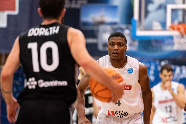 BASKETBALL - FIBA EC, Kapfenberg vs Bayreuth KAPFENBERG,AUSTRIA,13.OCT.21 - SOCCER - FIBA Europe Cup, Kapfenberg bulls vs Medi Bayreuth. Image shows Bastian Doreth (Bayreuth) and Kareem Jamar (Kapfenberg).  GEPAxpictures xJohannesxFriedl