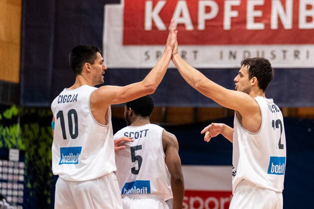 BASKETBALL - FIBA EC, Kapfenberg vs Bayreuth KAPFENBERG,AUSTRIA,13.OCT.21 - BASKETBALL - FIBA Europe Cup, Kapfenberg bulls vs Medi Bayreuth. Image shows the rejoicing of Dejan Cigoja and Nemanja Krstic (Kapfenberg).  GEPAxpictures xJohannesxFriedl