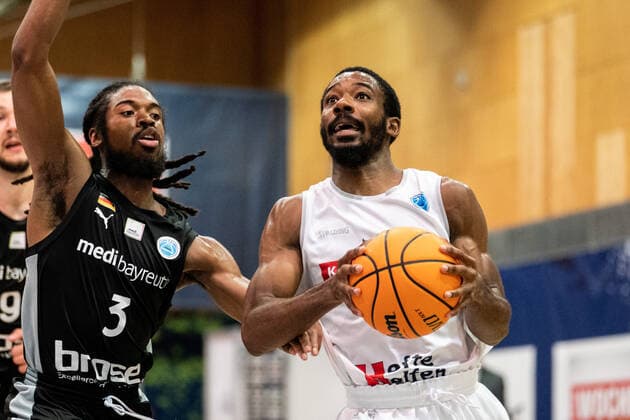 BASKETBALL - FIBA EC, Kapfenberg vs Bayreuth KAPFENBERG,AUSTRIA,13.OCT.21 - BASKETBALL - FIBA Europe Cup, Kapfenberg bulls vs Medi Bayreuth. Image shows Marcus Thornton (Bayreuth) and Joshua Scott (Kapfenberg).  GEPAxpictures xJohannesxFriedl