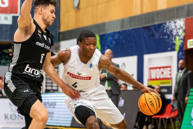 BASKETBALL - FIBA EC, Kapfenberg vs Bayreuth KAPFENBERG,AUSTRIA,13.OCT.21 - BASKETBALL - FIBA Europe Cup, Kapfenberg bulls vs Medi Bayreuth. Image shows Kevin Wohlrath (Bayreuth) and Kareem Jamar (Kapfenberg).  GEPAxpictures xJohannesxFriedl
