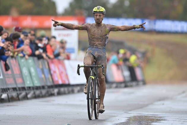 Bilder des Jahres 2021, Sport 10 Oktober Sport Themen der Woche KW41 Sport Bilder des Tages Belgian Quinten Hermans celebrates as he crosses the finish line to win the men elite race of the World Cup cyclocross in Fayetteville, Arkansas, USA, the second stage (out of 16) in the UCI World Cup competition, Wednesday 13 October 2021. DAVIDxSTOCKMAN  x3112590x