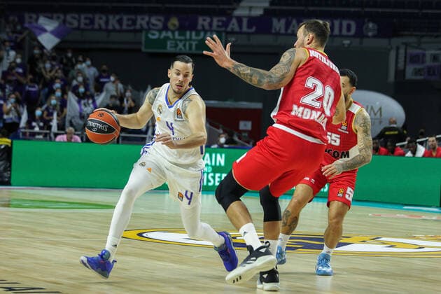October 13, 2021, MADRID, MADRID, SPAIN: Thomas Heurtel of Real Madrid and Donatas Motiejunas of Monaco in action during Turkish Airlines Euroleague basketball match between Real Madrid and A.S. Monaco at Wizink Center on October 13th, 2021 in Madrid, Spain. MADRID SPAIN - ZUMAa181 20211013_zaa_a181_001 Copyright: xIrinaxR.xHipolitox