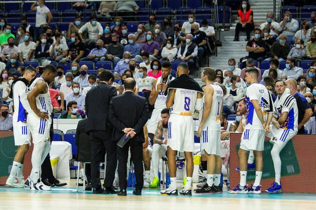 October 13, 2021, MADRID, MADRID, SPAIN: Players of Real Madrid during time out during Turkish Airlines Euroleague basketball match between Real Madrid and A.S. Monaco at Wizink Center on October 13th, 2021 in Madrid, Spain. MADRID SPAIN - ZUMAa181 20211013_zaa_a181_040 Copyright: xIrinaxR.xHipolitox