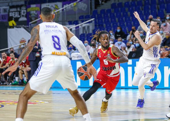 13th October 2021; Wizink Center; Madrid, Spain; Turkish Airlines Euroleague Basketball; game 3; Real Madrid versus AS Monaco; Paris Lee (AS Monaco) brings the ball foward against Adam Hanga and Thomas Heurtel (Real Madrid Baloncesto)  ActionPlus12330548 AgenciaLOF