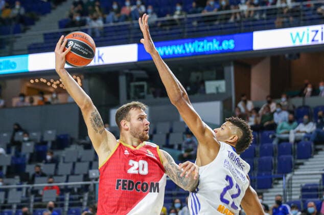 13th October 2021; Wizink Center; Madrid, Spain; Turkish Airlines Euroleague Basketball; game 3; Real Madrid versus AS Monaco; Donatas Motiejunas (AS Monaco) takes with a hook shot in the face of Walter Tavares (Real Madrid)  ActionPlus12330554 AgenciaLOF