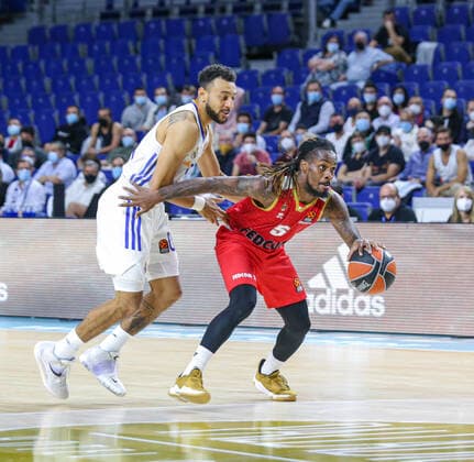 13th October 2021; Wizink Center; Madrid, Spain; Turkish Airlines Euroleague Basketball; game 3; Real Madrid versus AS Monaco; Paris Lee (AS Monaco) & xa0;brings the ball forward against Nigel Williams-Goss (Real Madrid Baloncesto)  ActionPlus12330557 AgenciaLOF
