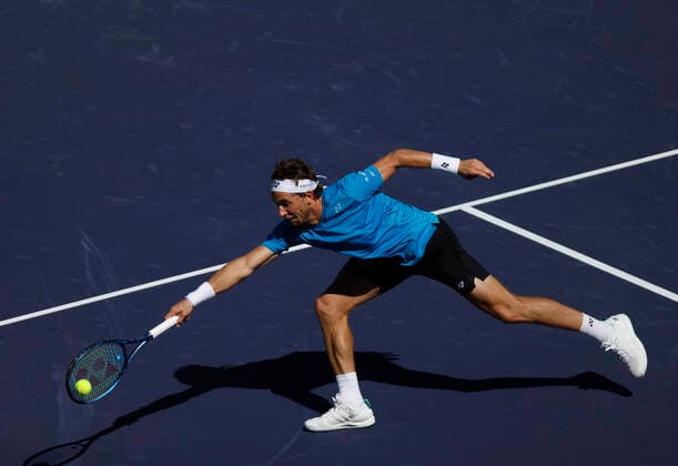 October 13, 2021 Casper Ruud (NOR) returns a shot against Diego Schwartzman (ARG) during the 2021 BNP Paribas Open at Indian Wells Tennis Garden in Indian Wells, California. Mandatory Photo Credit : CSM Indian Wells United States of America - ZUMAc04_ 20211013_zaf_c04_035 Copyright: xCharlesxBausx