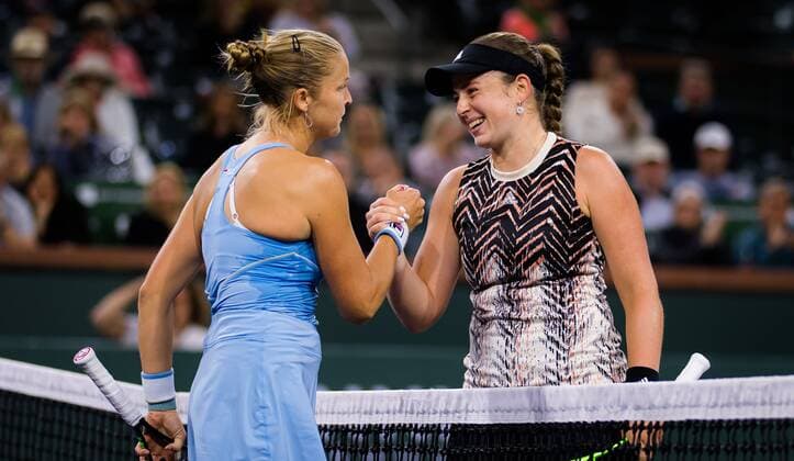 Mandatory Credit: Photo by Rob Prange Shutterstock (12524636bc) Shelby Rogers of the United States & Jelena Ostapenko of Latvia in action during the quarter-finals of the 2021 BNP Paribas Open WTA, Tennis Damen 1000 tennis tournament BNP Paribas Open, Tennis, Day 8, Indian Wells Tennis Garden, California, USA - 13 Oct 2021 BNP Paribas Open, Tennis, Day 8, Indian Wells Tennis Garden, California, USA - 13 Oct 2021 Copyright: xRobxPrange Shutterstockx 12524636bc