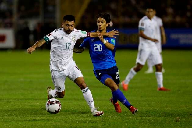 Mexico s Carlos Jesús Ruíz (L) fights for the ball with El Salvador s Enrico Duenas (R), during their octagonal game for Qatar 2022 World Cup qualifiers, today at the Cuscatlán Stadium in San Salvador, El Salvador 13 October 2021. EFE Rodrigo Sura EL SALVADOR - MEXICO !ACHTUNG: NUR REDAKTIONELLE NUTZUNG!  Copyright: xRodrigoxSurax AME9707 0138519498st
