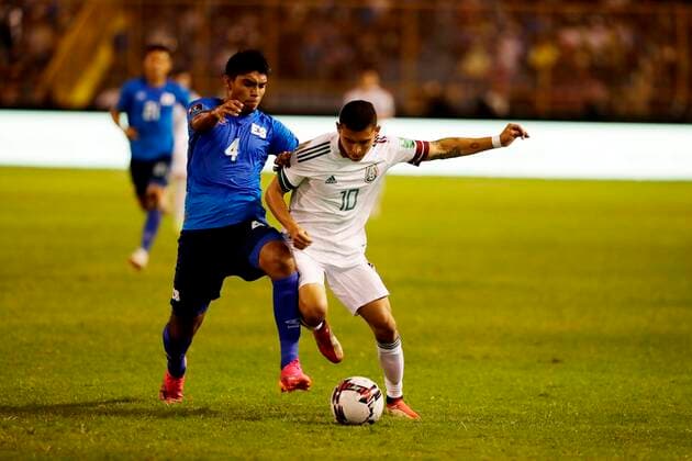 Mexico s Orbelin Pineda (R) fights for the ball with El Salvador s Isaac Portillo (L), during their octagonal game for Qatar 2022 World Cup qualifiers, today at the Cuscatlán Stadium in San Salvador, El Salvador 13 October 2021. EFE Rodrigo Sura EL SALVADOR - MEXICO !ACHTUNG: NUR REDAKTIONELLE NUTZUNG!  Copyright: xRodrigoxSurax AME9703 0138519575st