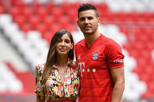 Lucas Hernandez faces prison sentence in Spain Court-ordered contact ban was disregarded The background to this court order is a ban on Annaeherung and contact, which was issued against Hernandez in February 2017 He had, in the same month, with his wife Amelia de la Osa Lorente in public in Madrid The dispute also came to fisticuffs Both were then sentenced to 31 days of community service and a six-month contact ban archive photo Lucas HERNANDEZ with wife Amelia Ossa Llorente presentation, presentation Lucas HERNANDEZ, press conference, FC Bayern Munich Football 1 Bundesliga, season 2019 2020, on 08 07 2019 in the Allianz Arena