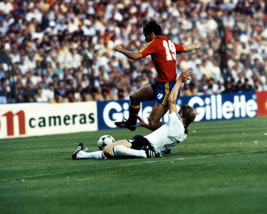 02.07.82 Deutschland - Spanien Spanien, Madrid, 02.07.1982, Fussball, FIFA WM 1982 in Spanien, DFB Deutschland - Spanien (2:1): v.l. Santillana (Spanien), Karlheinz Förster (Deutschland). *** 02 07 82 Germany Spain Spain, Madrid, 02 07 1982, Football, FIFA World Cup 1982 in Spain, DFB Germany Spain 2 1 v l Santillana Spain , Karlheinz Förster Germany