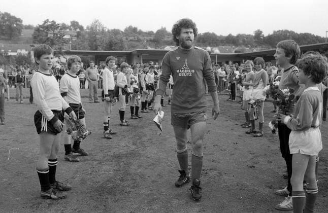 04.06.80 Wernauer SF - FC Bayern München Deutschland, Wernau, 06.04.1980, Fussball, Bundesliga, Freundschaftsspiel, Wernauer SF - FC Bayern München: Paul Breitner (FC Bayern München). *** 04 06 80 Wernauer SF FC Bayern München Germany, Wernau, 06 04 1980, Football, Bundesliga, Friendly match, Wernauer SF FC Bayern München Paul Breitner FC Bayern München