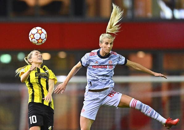 Sport Themen der Woche KW41 211014 Sofia Jakobsson of Bayern Muenchen and Elin Rubensson of Häcken during the UEFA Women s Champions League football match between Bayern Muenchen and Häcken on October 14, 2021 in Muenchen. Photo: Lennart Preiss BILDBYRAN kod XZ XZ0029 fotboll football soccer fotball champions league bayern muenchen häcken dam bbeng *** 211014 Sofia Jakobsson of Bayern Muenchen and Elin Rubensson of Häcken during the UEFA Womens Champions League football match between Bayern Muenchen and Häcken on October 14, 2021 in Muenchen Photo Lennart Preiss BILDBYRAN kod XZ XZ0029 fotboll football soccer fotball champions league bayern muenchen häcken dam bbeng,  Copyright: LennartxPreiss BB211014BB570