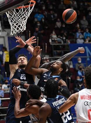 6672595 14.10.2021 Players struggle for a ball during the Euroleague basketball match between Zenit St.Petersburg and Bayern Munich, in St. Petersburg, Russia. Alexander Galperin Sputnik Russia Basketball Euroleague Zenit - Bayern  94ea2bfcbd1f7086