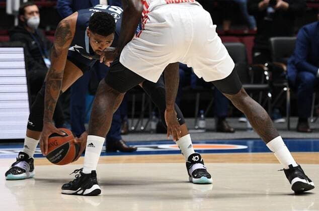 6672600 14.10.2021 Zenit s Jordan Mickey and Bayern s Othello Hunter struggle for a ball during the Euroleague basketball match between Zenit St.Petersburg and Bayern Munich, in St. Petersburg, Russia. Alexander Galperin Sputnik Russia Basketball Euroleague Zenit - Bayern  ef4eb73f509d4ae8