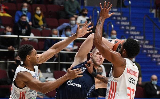 6672636 14.10.2021 Zenit s Arturas Gudaitis, centre, struggles for a ball during the Euroleague basketball match between Zenit St.Petersburg and Bayern Munich, in St. Petersburg, Russia. Alexander Galperin Sputnik Russia Basketball Euroleague Zenit - Bayern  bb6f22551b5c6a1